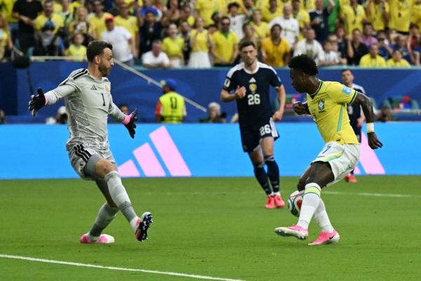 Brasil bate a Escócia por 3 a 0 e avança em primeiro no grupo