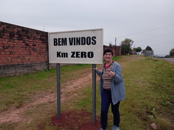 Bairro Quilômetro Zero ganha placa de boas-vindas