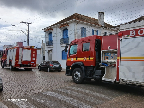 Corpo de Bombeiros combate incêndio no Centro