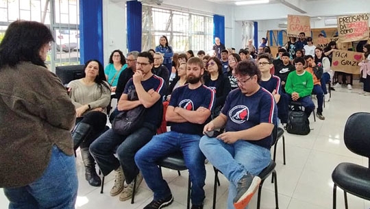 Escola Ciro exige permanência da diretora