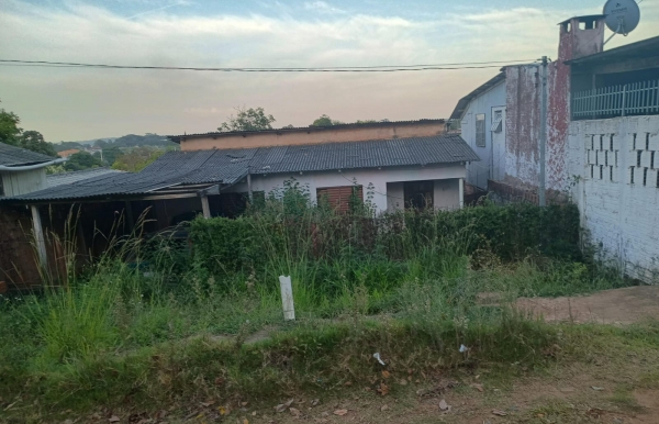 Casa abandonada há nove anos preocupa moradores 
