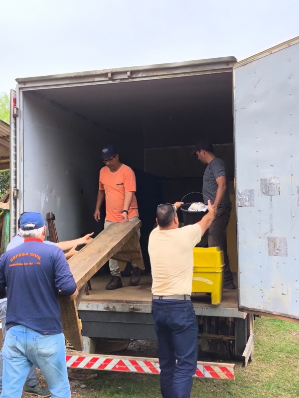 Desabrigados pela enchente estão voltando para casa no Cristo Rei