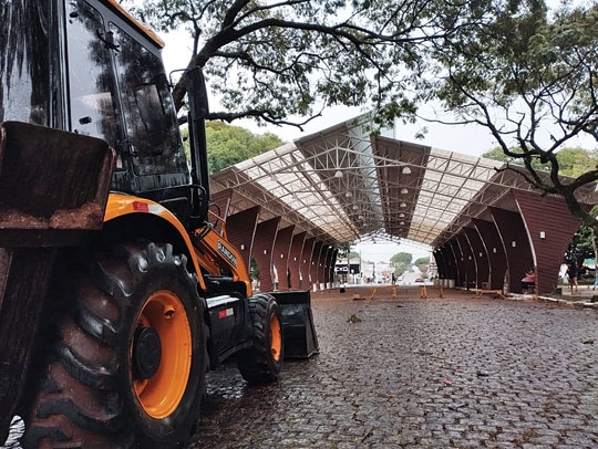 Prefeitura mexe no piso da Rua Coberta