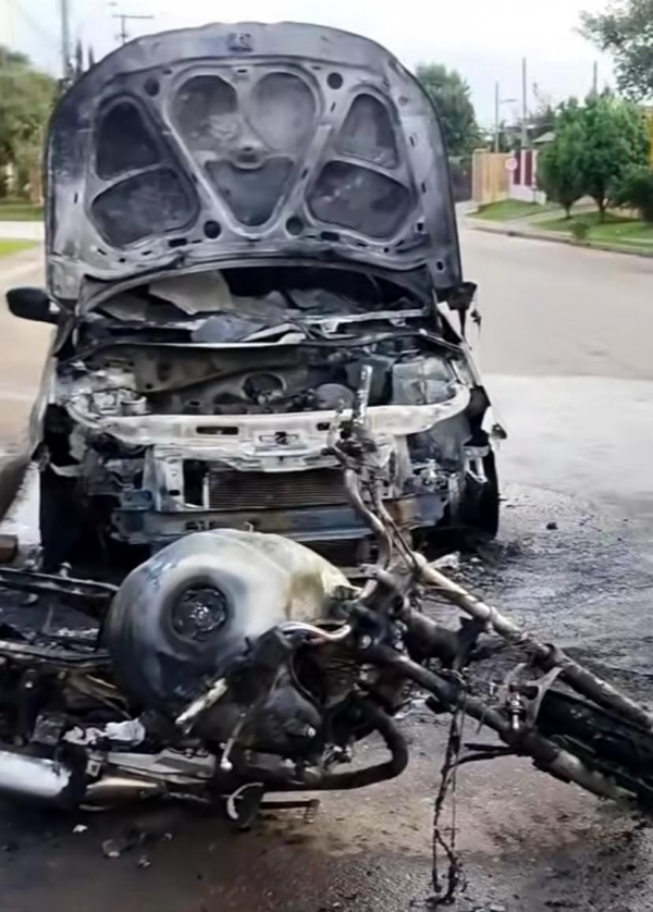 Incêndio destrói carro e moto na zona norte de Cachoeira 