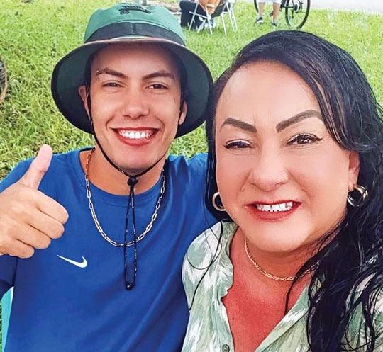 Mãe celebra trajetória de superação do filho empreendedor