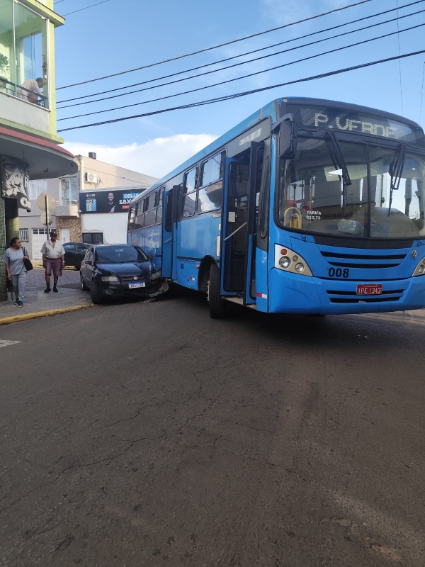 Ônibus e carro colidem na Rua Saldanha Marinho