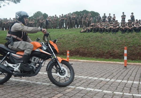 13º GAC orienta militares sobre prevenção de acidentes de moto