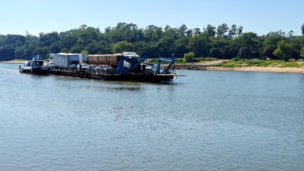 Balsa passa trabalho para transportar caçambas de pedras