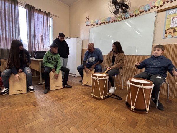 Alunos da Escola Milton da Cruz tiveram oficina de cajón e bombo legüero