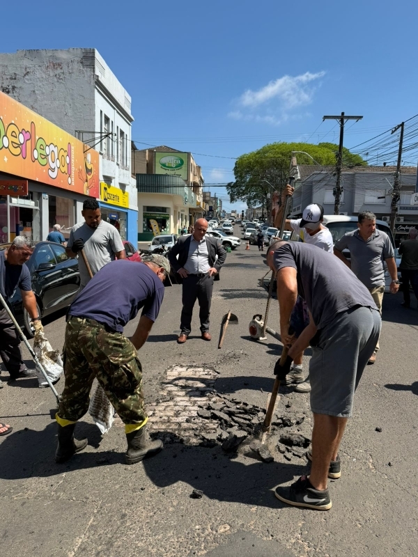 Prefeitura faz operação tapa-buracos na Saldanha Marinho