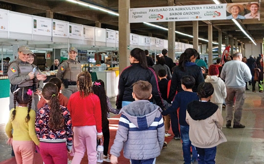 Crianças dão cor à Fenarroz