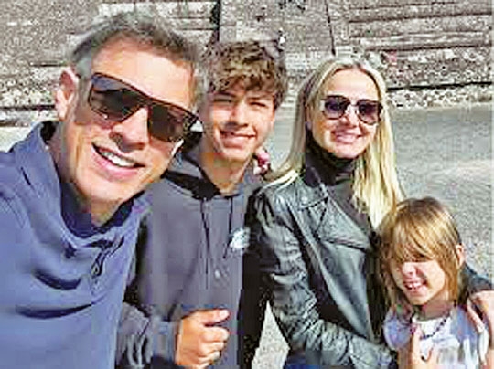 Eliana compartilha registros de férias com família