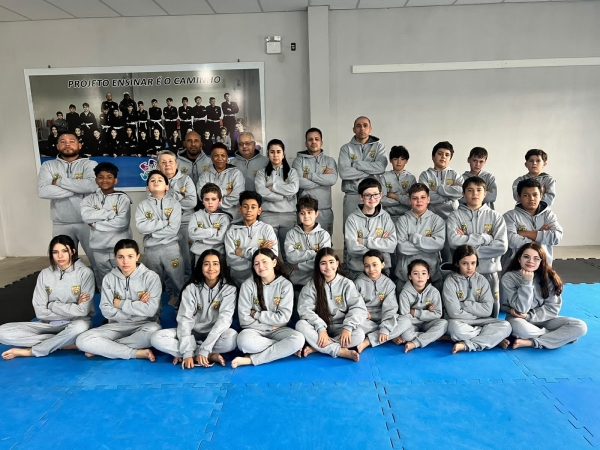 APM entrega novos uniformes para alunos do 