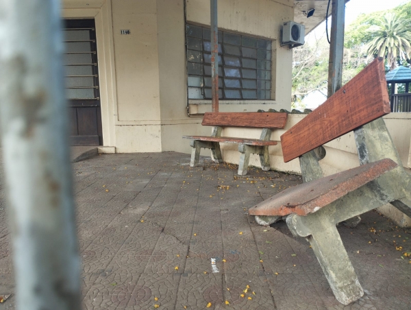 Bar América e Praça Bonifácio sofrem com o abandono 