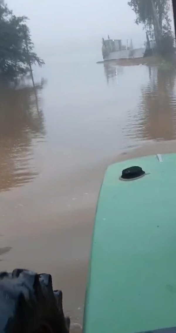 Balsa Vitória segue a travessia, mas veículos leves não passam no São Lourenço 