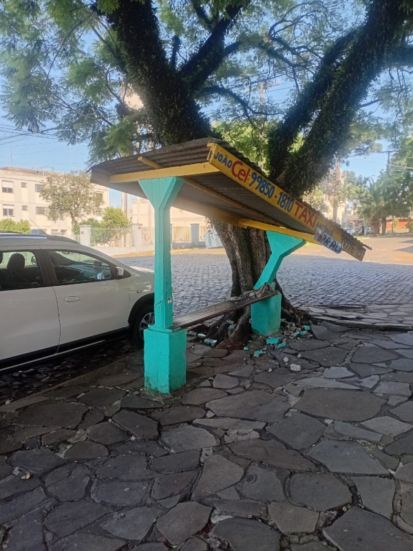 Taxista encontra ponto de trabalho vandalizado