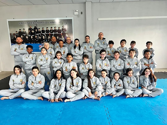 APM entrega novos uniformes para alunos