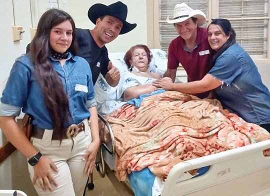 Nino e Gabriel Pasa visitam fã no hospital