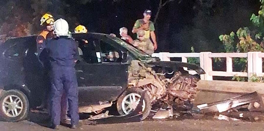 Carro bate na ponte dos Imigrantes