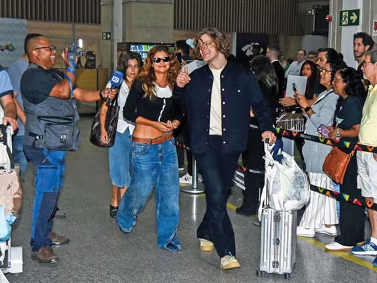 De volta ao Brasil, campeão olímpico Lucas Pinheiro é recebido pela namorada