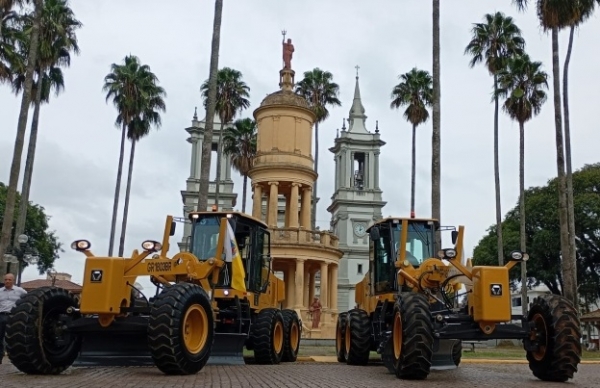 Prefeitura recebeu duas patrolas nesta terça-feira 