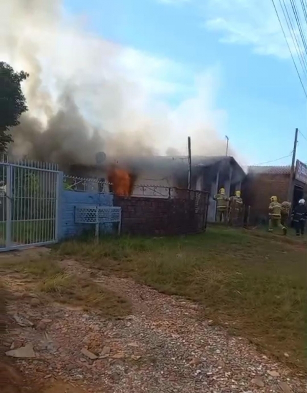 Aposentados arrecadam doações para reconstruir casa perdida em incêndio 