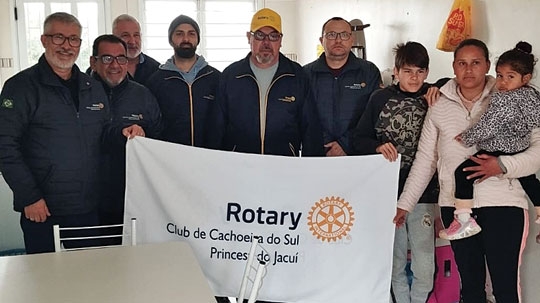 Rotary entrega móveis a atingidos pela enchente