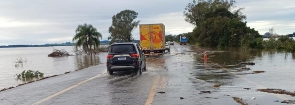 Trânsito em meia pista na BR 153 por causa da enchente do Rio Jacuí 