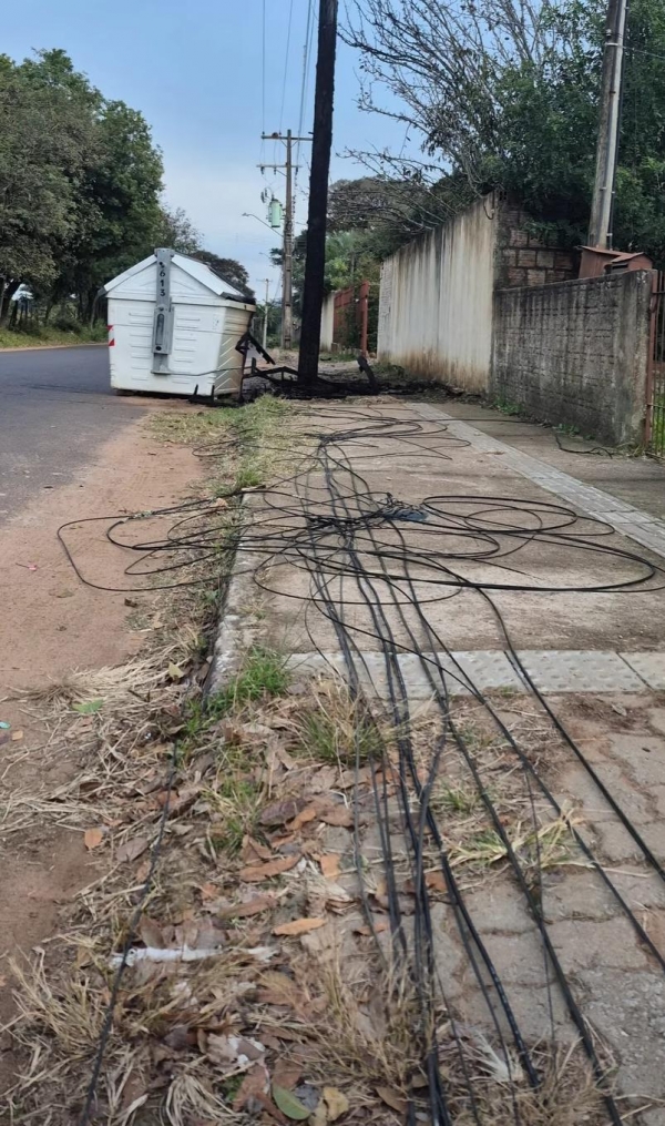 Fogo em sofá na calçada deixa três bairros sem internet em Cachoeira 
