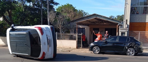 Carro vira após batida na Aparício Borges