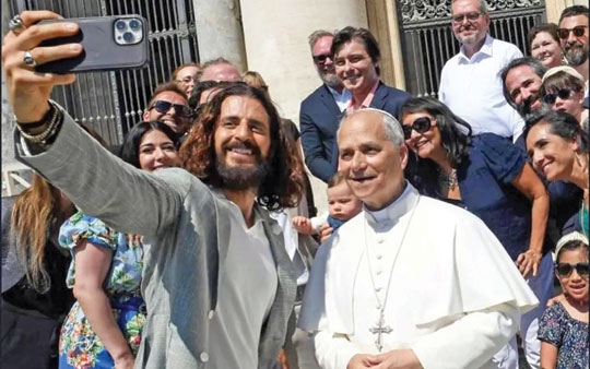 Jesus de “The Chosen” encontra Papa