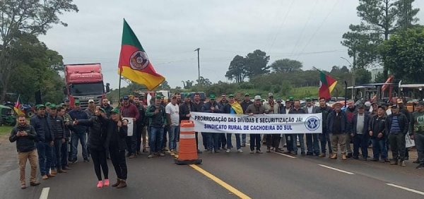 Cachoeira leva 100 produtores para protesto em Pantano 