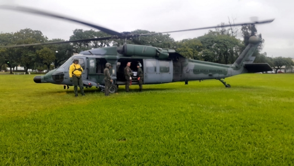 Paciente chega de helicóptero para ser atendido no HCB