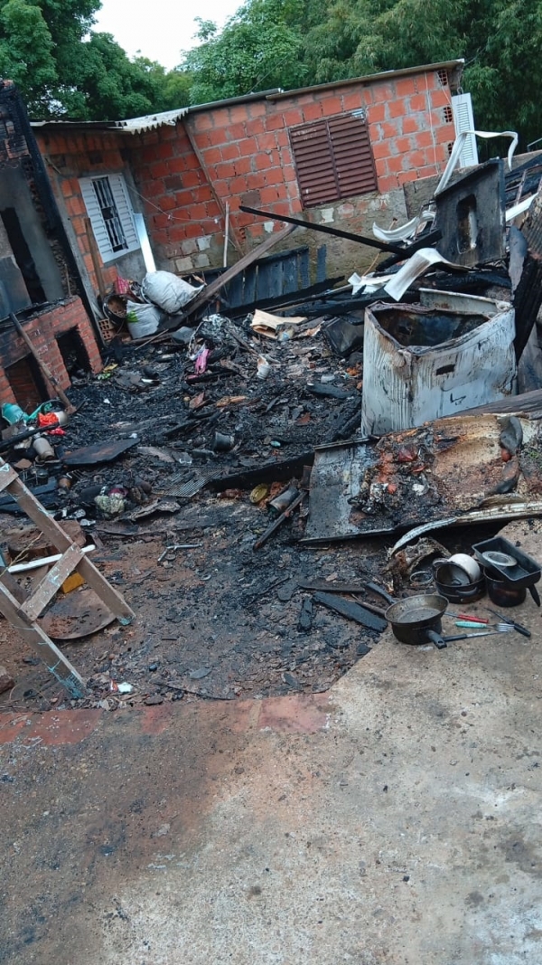 Casal com bebê perdeu tudo em incêndio