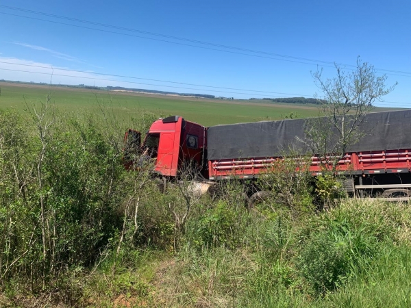 Carreta sai da pista na Várzea do Castagnino