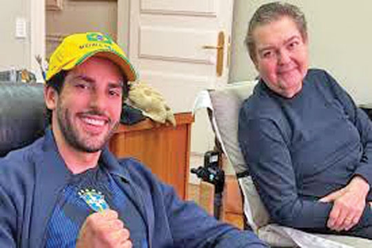 Faustão torce pelo Brasil ao lado do genro e celebra vitória