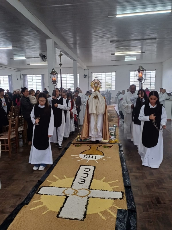 Tapetes de Corpus Christi foram adaptados nas paróquias 
