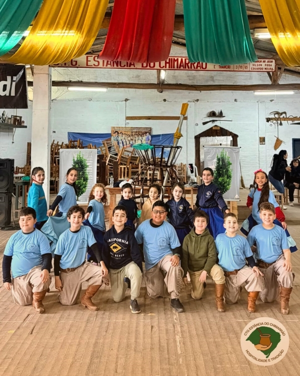 Crianças preparam a pré-estreia no CTG Estância do Chimarrão