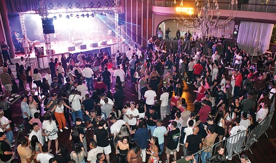 Casa cheia no pagode da GVC