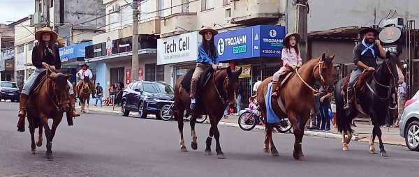 Desfile de gerações marca o Dia do Gaúcho em Cachoeira do Sul 