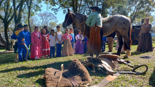 Aula  sobre encilha aproxima estudantes da lida campeira em Cachoeira do Sul