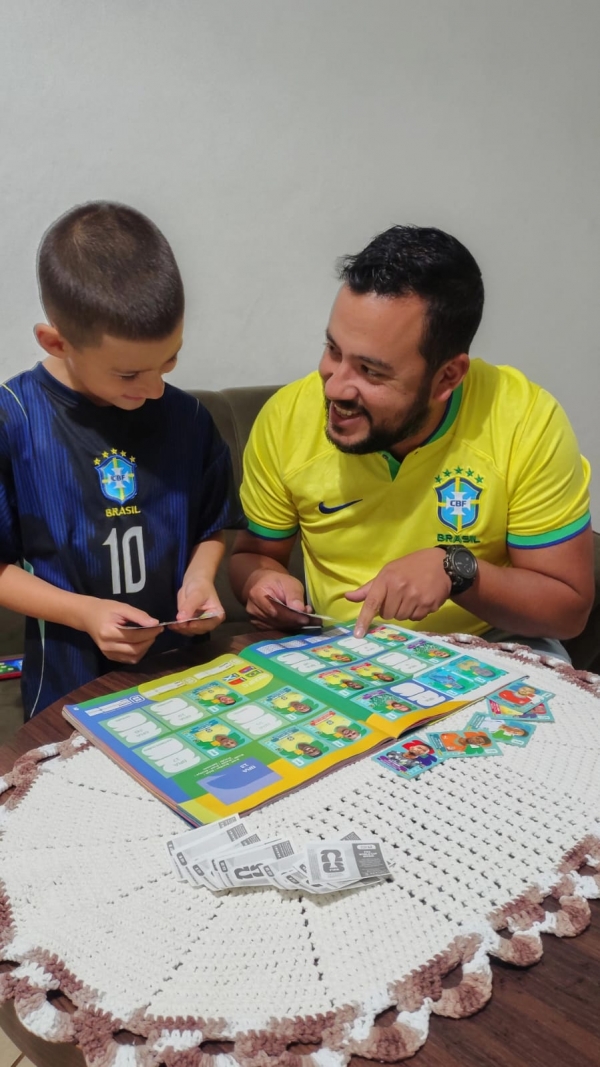 Febre das figurinhas da Copa movimenta Cachoeira