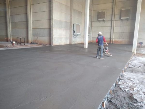 Piso de concreto: o que é, vantagens e principais modelos para 2025