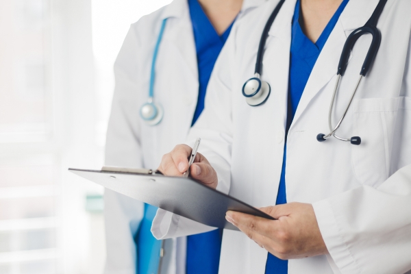 MEC prorroga para março de 2026 decisão sobre Medicina 