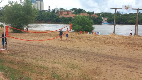 Tempo nublado afugenta público da Praia Nova
