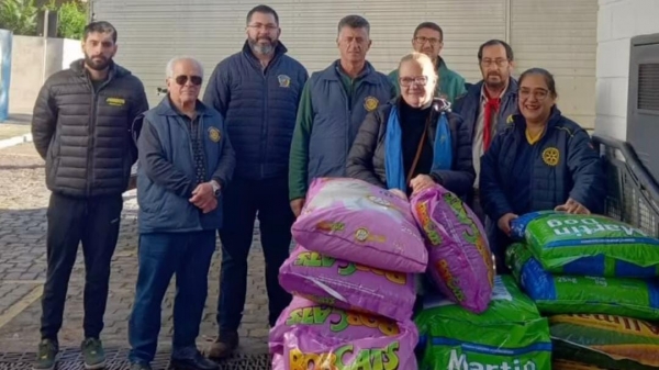 Rotarianos doam uma tonelada de ração para bichos resgatados na enchente em Cachoeira