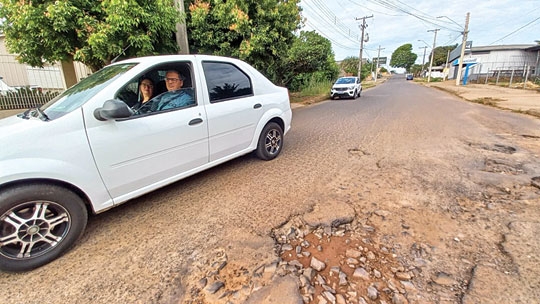 Sem manutenção, rua vira um perigo para motoristas