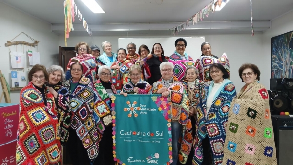 Grupo Maturidade Ativa do Sesc produziu 816 quadradinhos de lã 