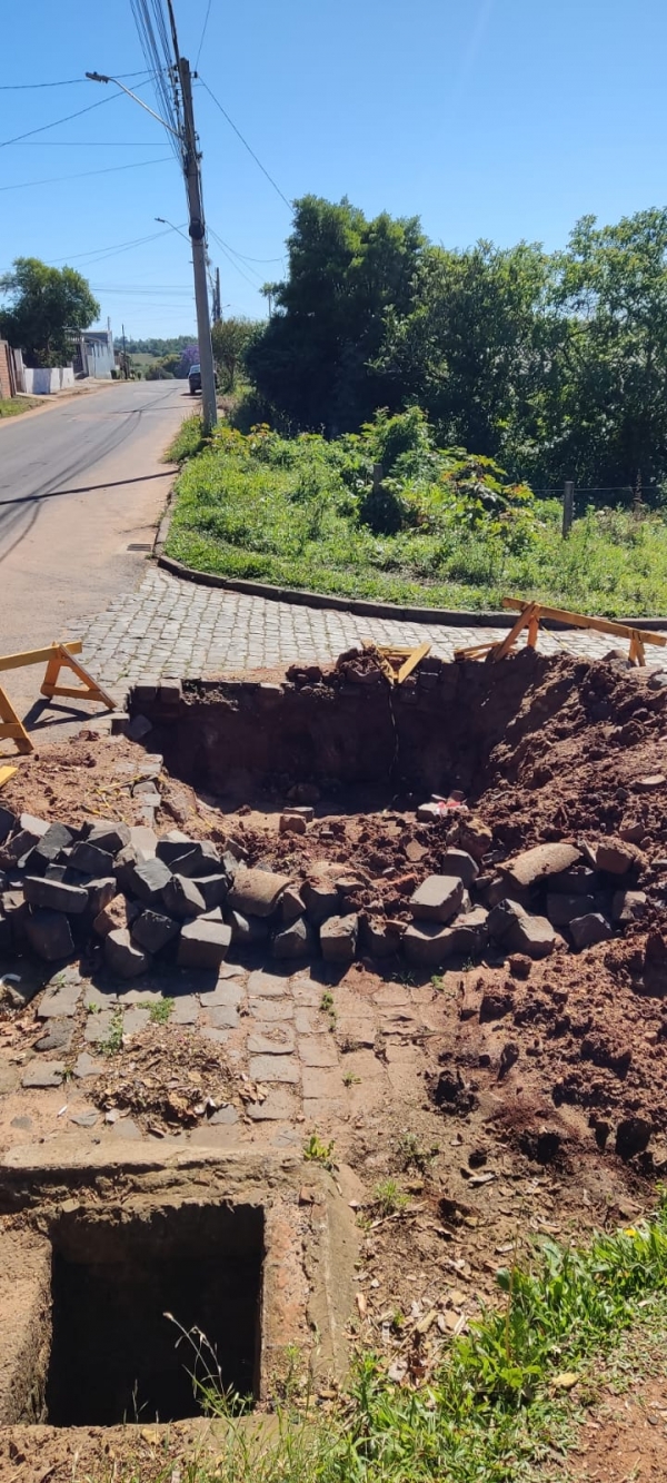 Morador pede reparo de cratera no Bairro Barcelos