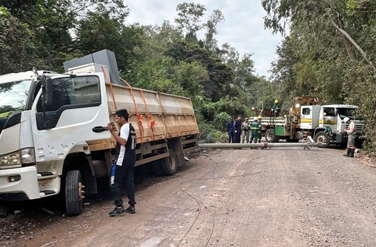 Caminhão derrubou poste na Estrada da Praia Nova